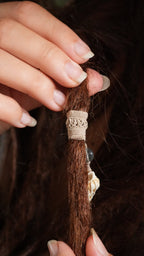 Perle de dreadlocks en micro macramé, fluorite et coquillage – bijou bohème