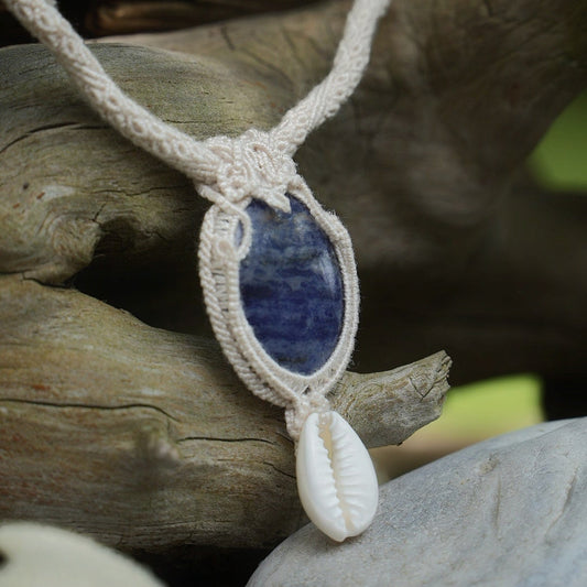 Collier micro macramé unisexe bleu sodalite & cauri – été bohème - Coton & Astrance