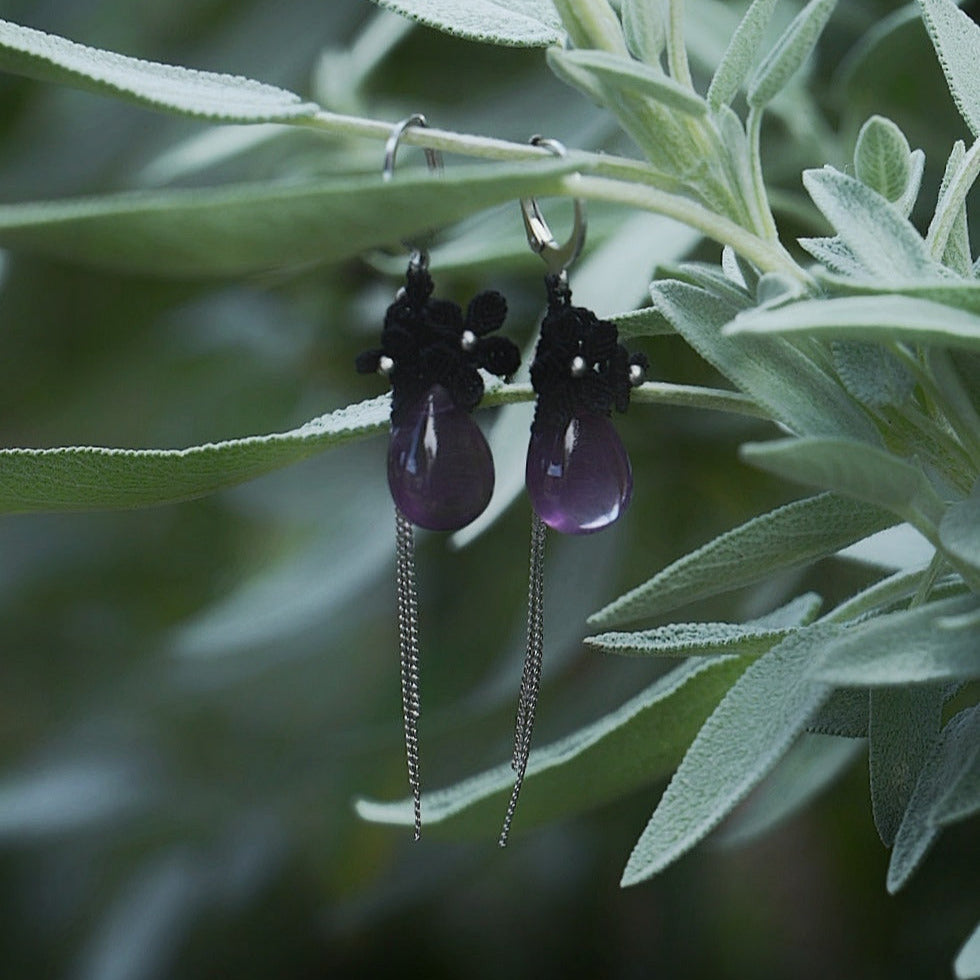 Boucles d’oreilles florales gothiques en micro macramé noir & améthyste - Coton & Astrance