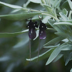 Boucles d’oreilles florales gothiques en micro macramé noir & améthyste - Coton & Astrance