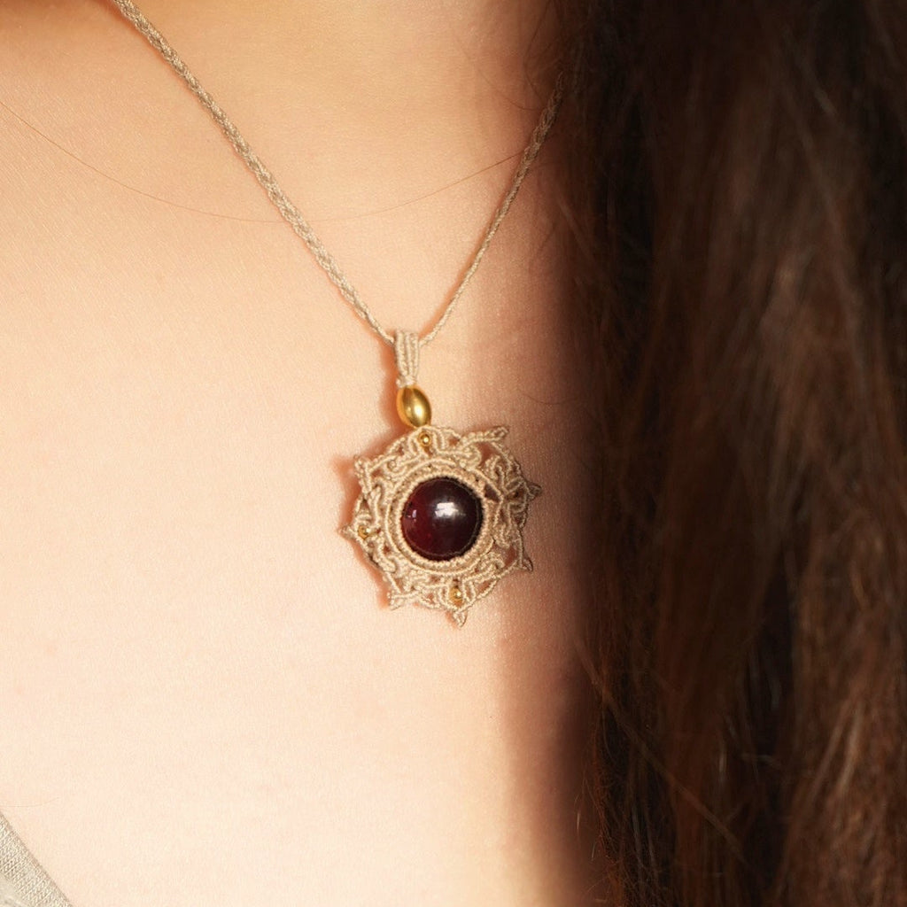 Collier Médaillon en micro macramé et grenat rouge