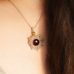 Collier Médaillon en micro macramé et grenat rouge