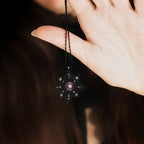 Médaillon artisanal unisexe avec pierre d’améthyste centrale et perles violettes sur fil noir réglable. Coton et Astrance