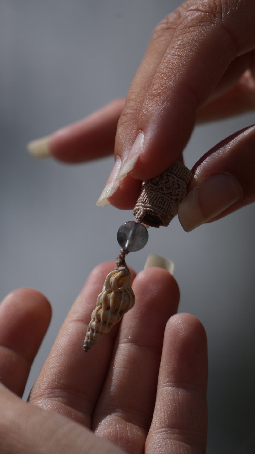 Perle de dreadlocks en micro macramé, fluorite et coquillage – bijou bohème