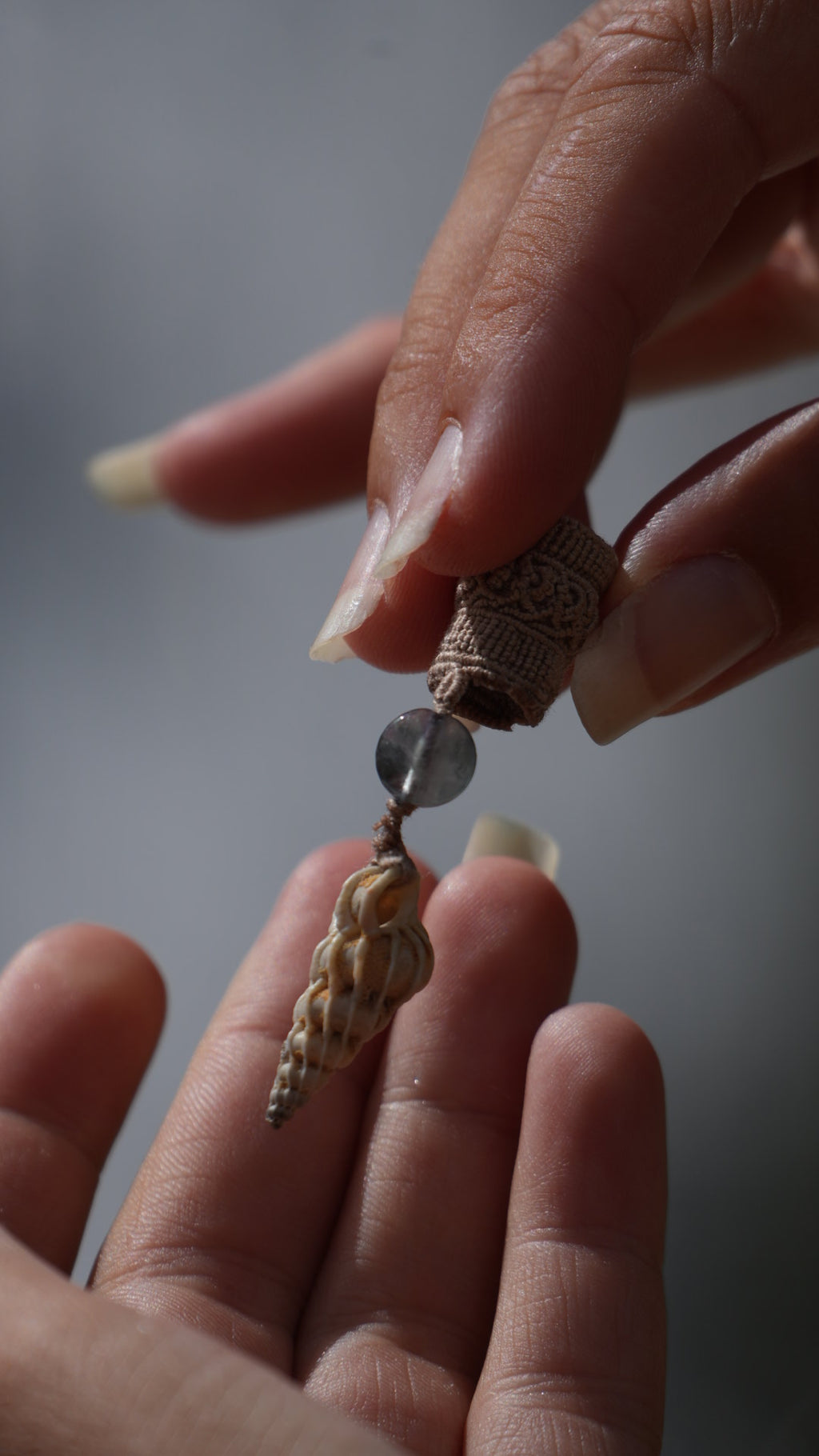 Perle de dreadlocks en micro macramé, fluorite et coquillage – bijou bohème