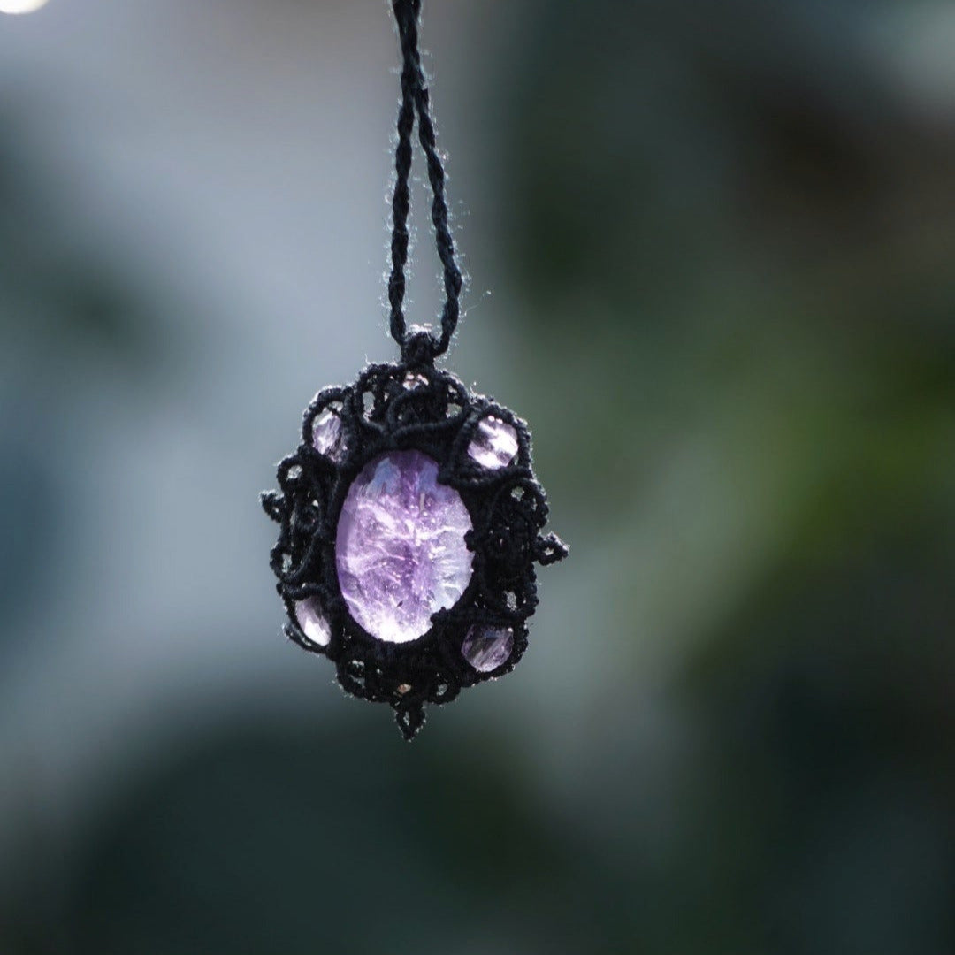 Collier médaillon gothique en micro macramé & améthyste violette - Coton & Astrance