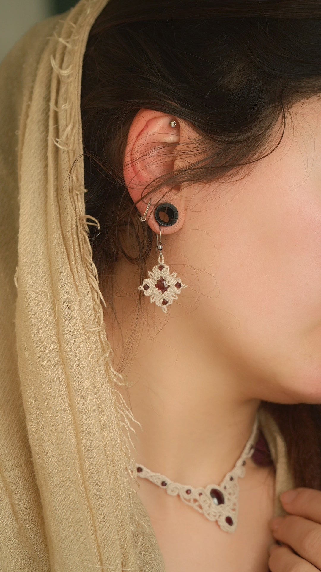 Boucles d’oreilles dentelle en grenat rouge