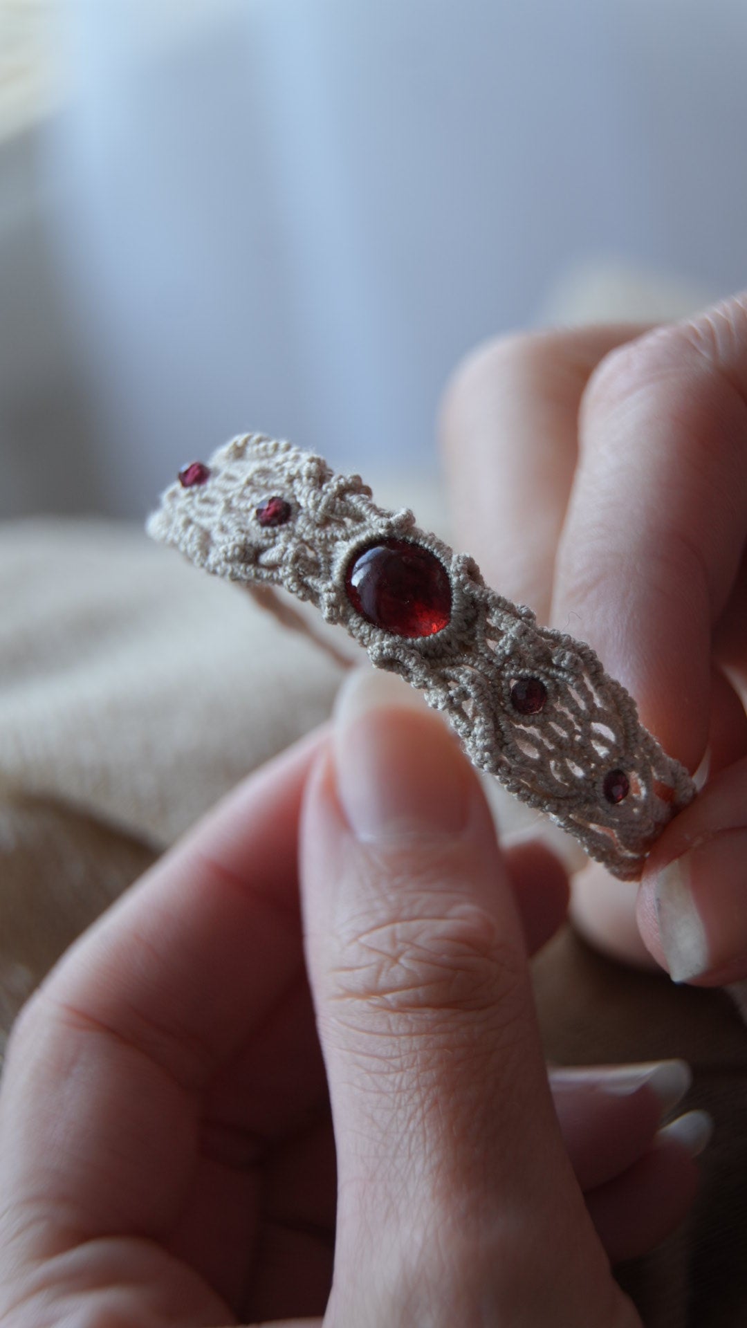 Bracelet Réglable en Micro Macramé avec Grenat Hessonite rouge - Coton & Astrance