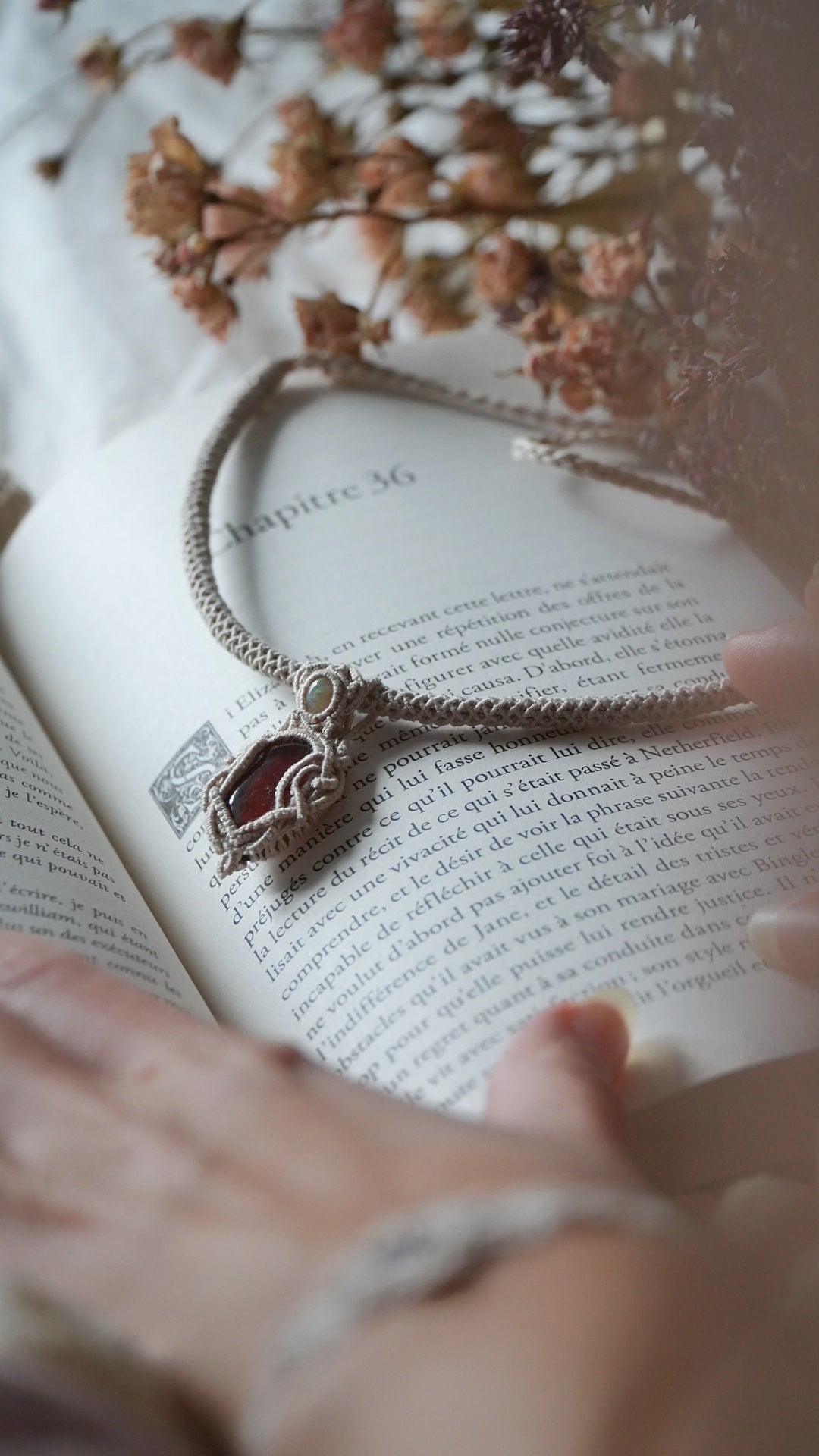 Collier micro macramé tubulaire grenat hessonite et opale éthiopienne