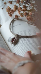 Collier micro macramé tubulaire grenat hessonite et opale éthiopienne