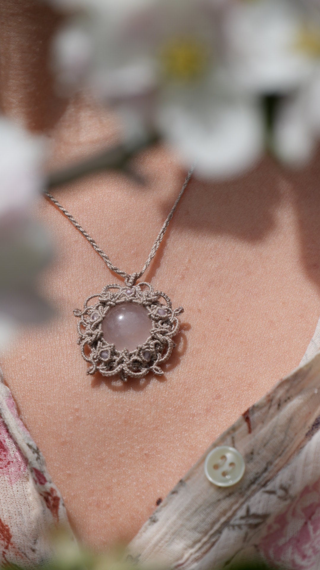 Médaillon quartz rose micro macramé dentelle - Coton & Astrance
