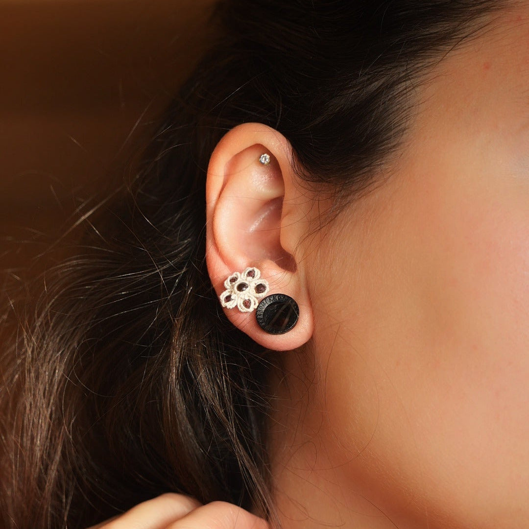 Puces d’oreilles florales en grenat rouge et micro macramé