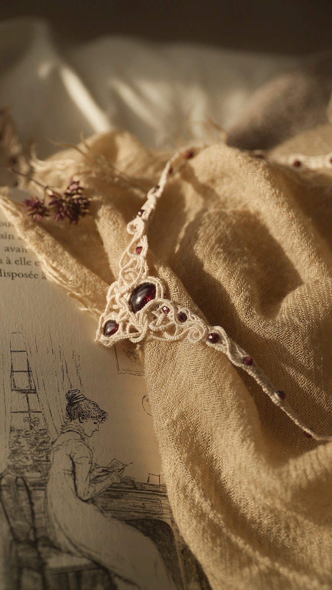 Collier ras de cou micro macramé dentelle en grenat rouge