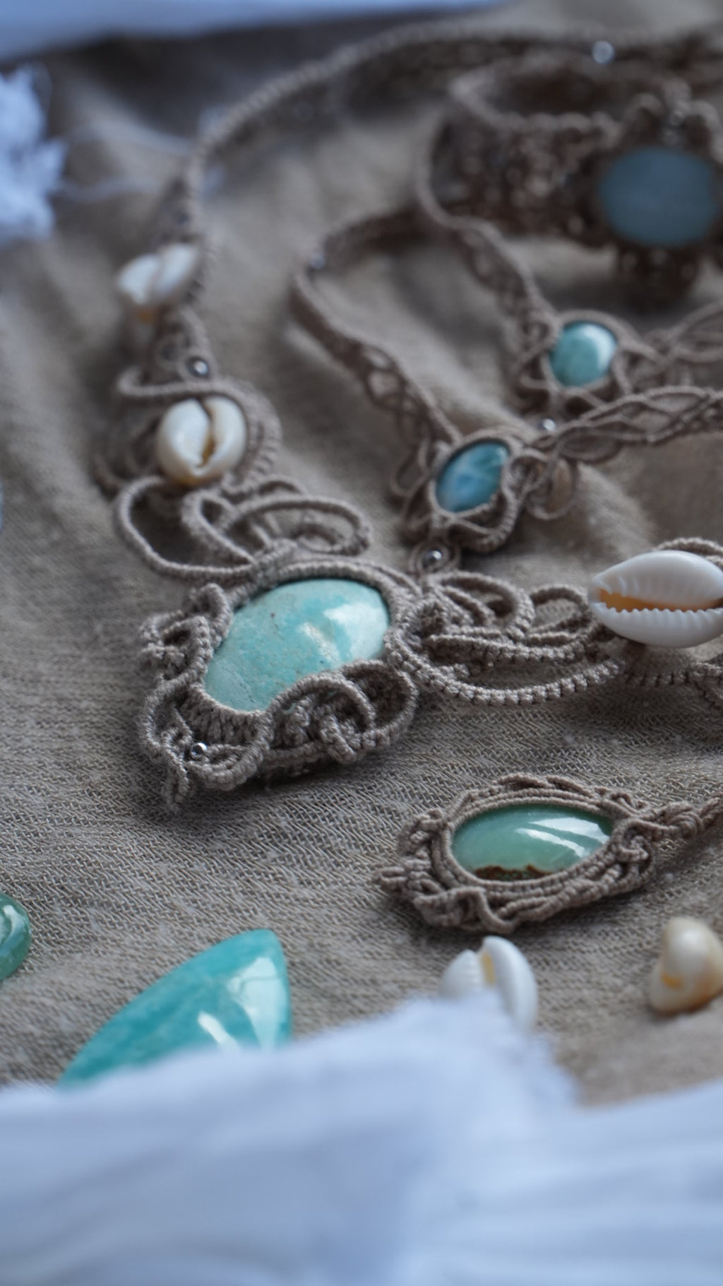 Collier plastron turquoise australienne et cauris – micro macramé