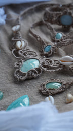 Collier plastron turquoise australienne et cauris – micro macramé