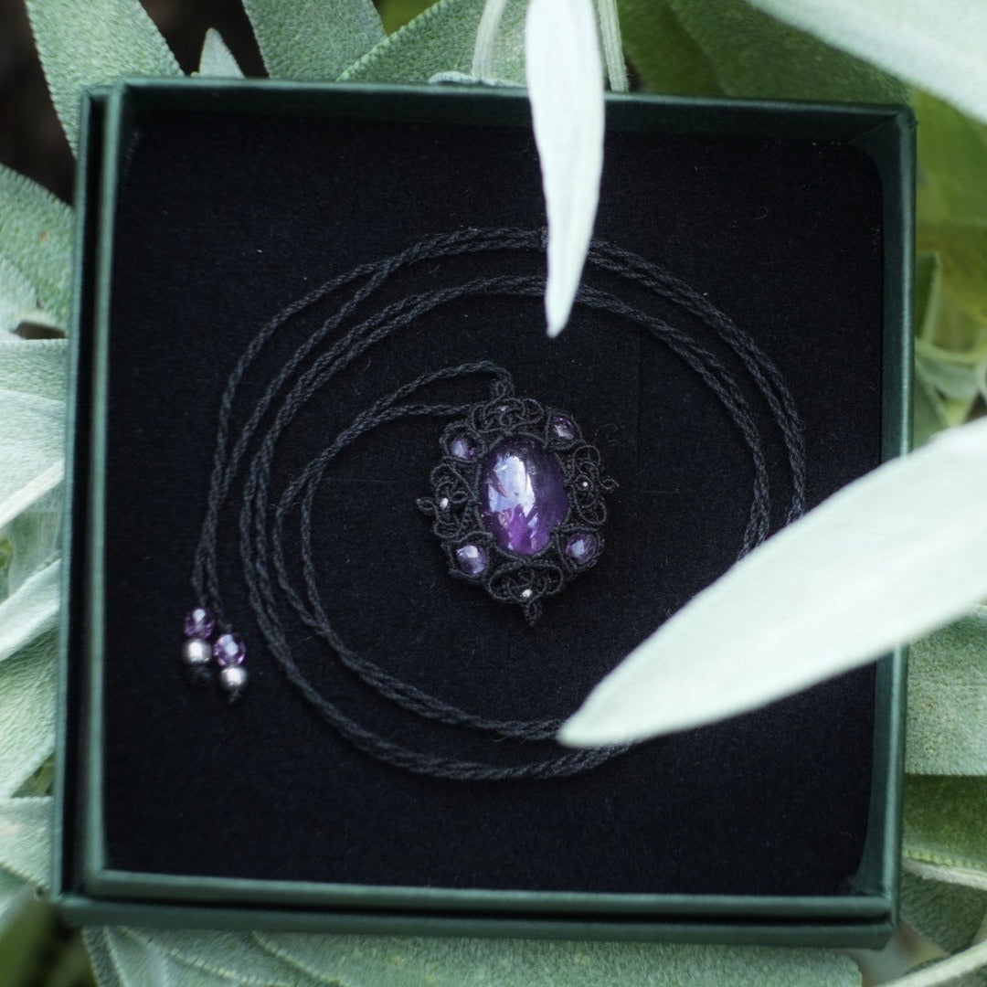 Collier médaillon gothique en micro macramé & améthyste violette - Coton & Astrance