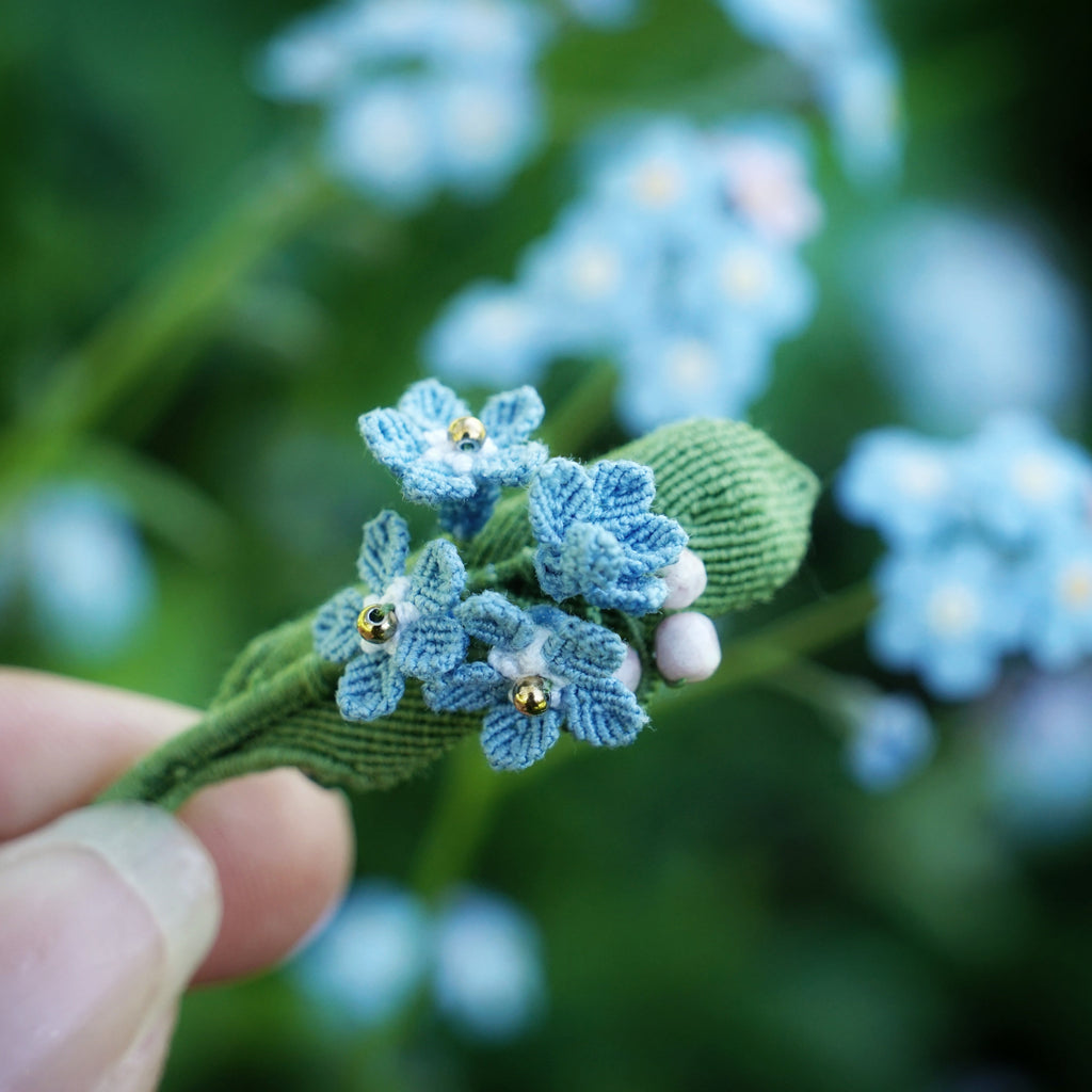 Broche Myosotis en micro macramé – Accessoire sac floral bohème elfique - Coton & Astrance