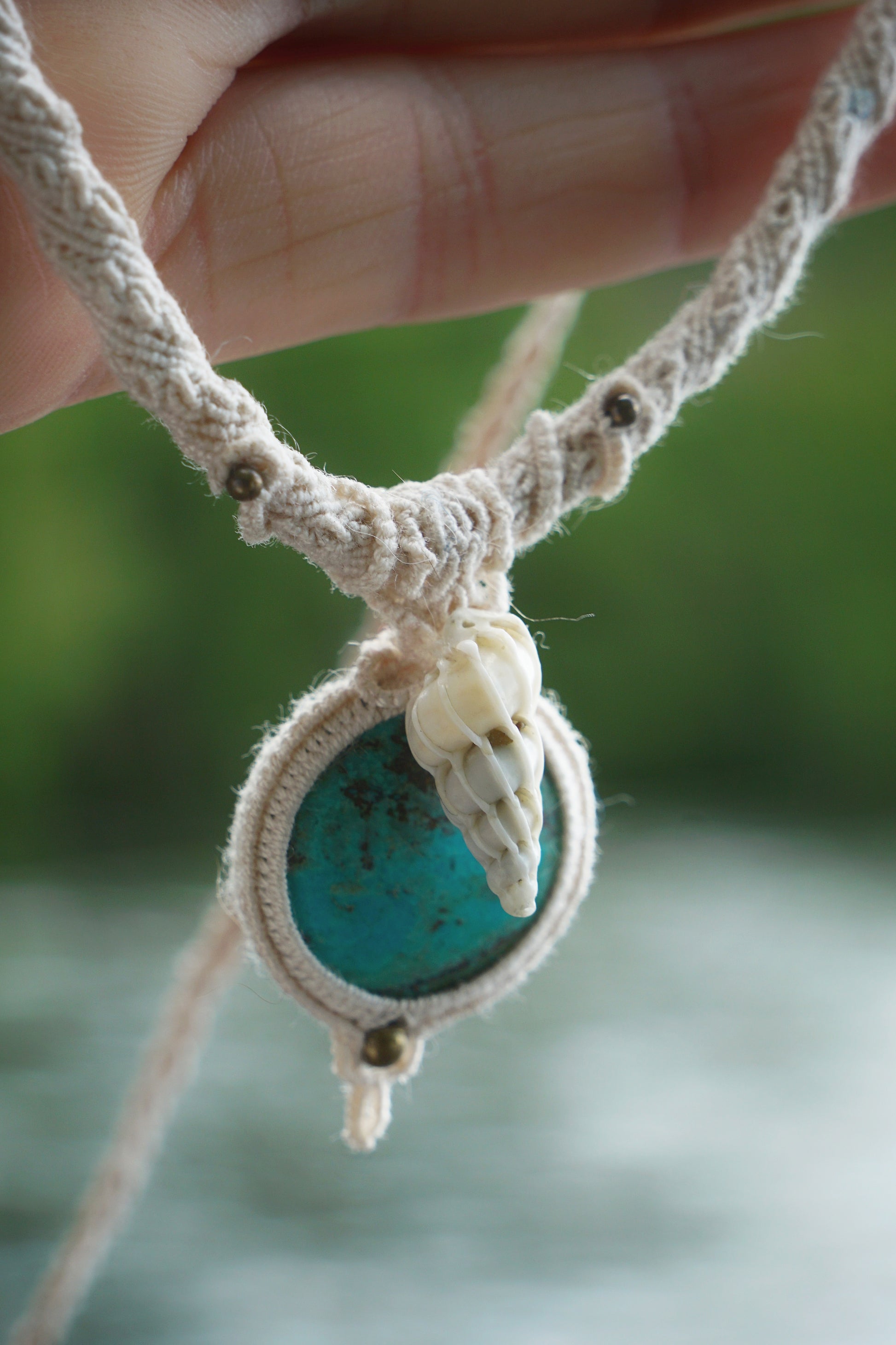 Collier ras de cou avec chrysocolle turquoise & coquillage - Coton & Astrance