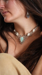 Collier plastron turquoise australienne et cauris – micro macramé