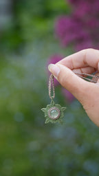 Pendentif elfique en micro macramé et phrénite verte - Coton & Astrance