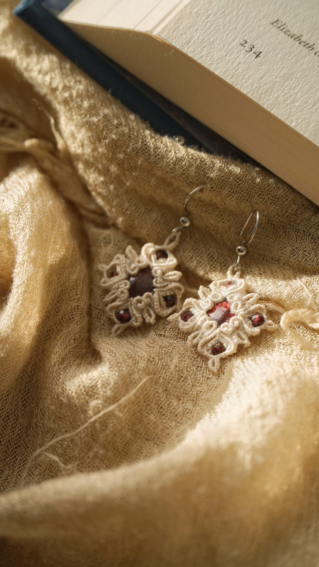 Boucles d’oreilles dentelle en grenat rouge