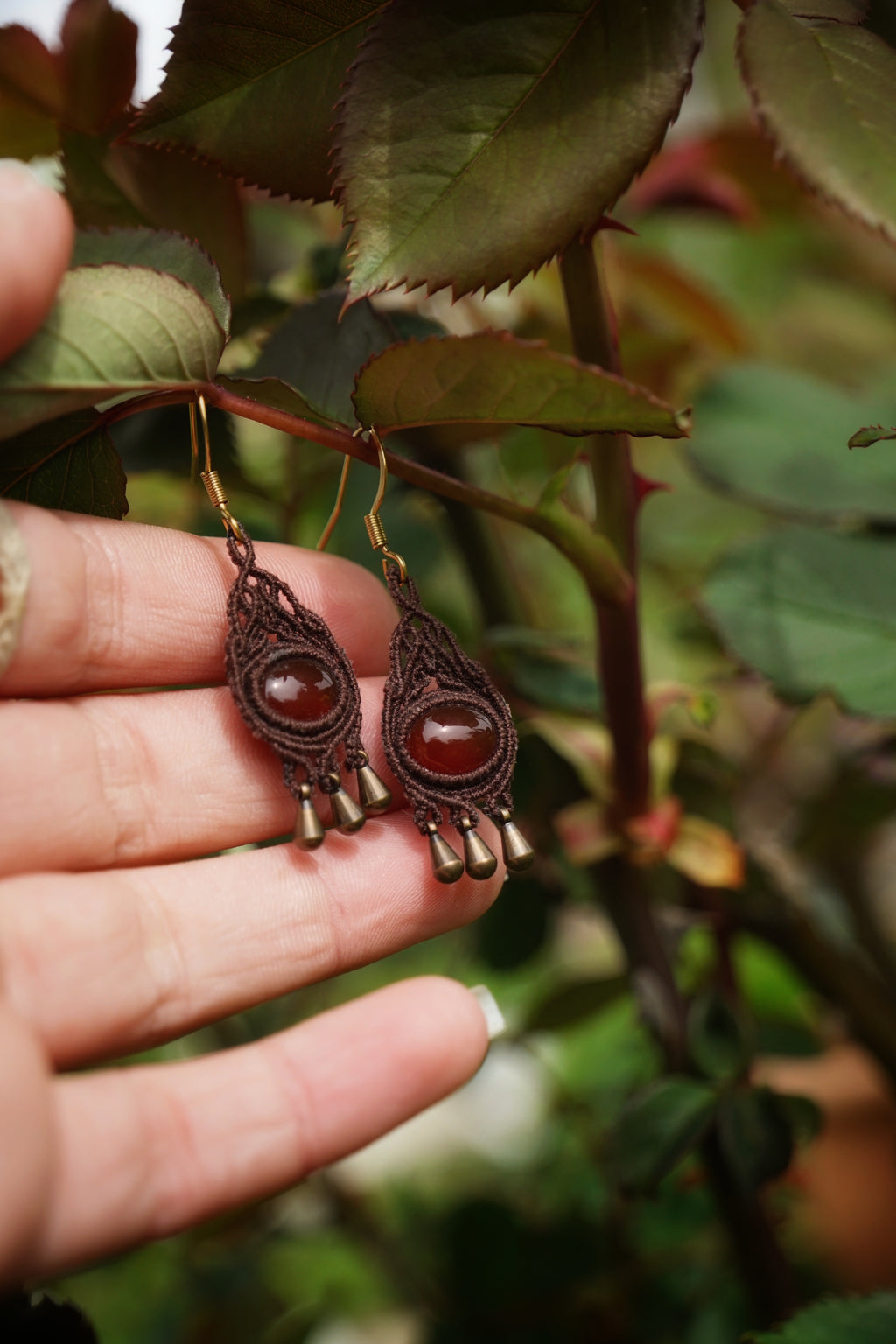 Boucles d’oreilles bohèmes en micro macramé marron et agate rouge cœur - Coton & Astrance