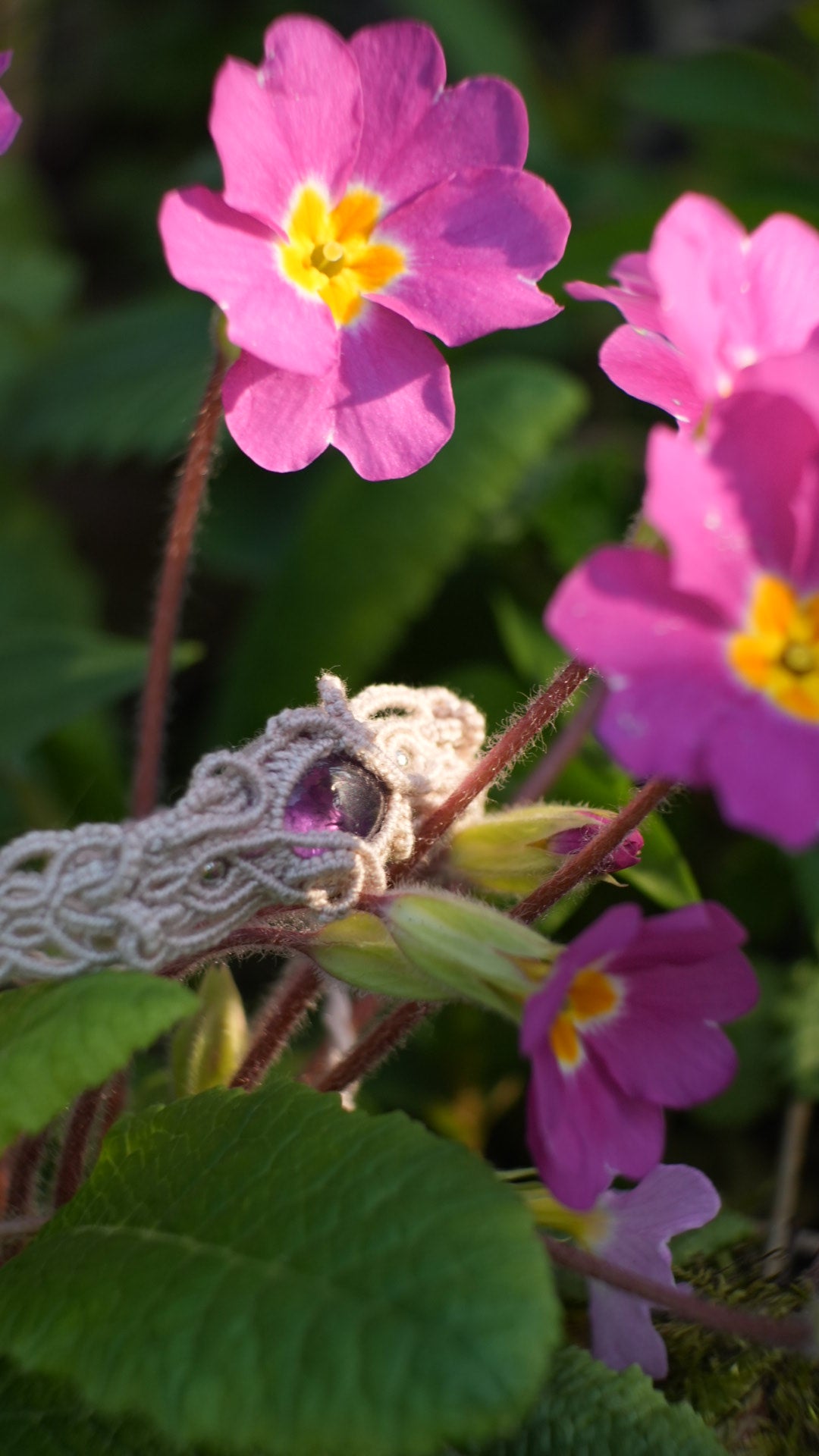 Bracelet asymétrique elfique en Améthyste et micro macramé - Coton & Astrance