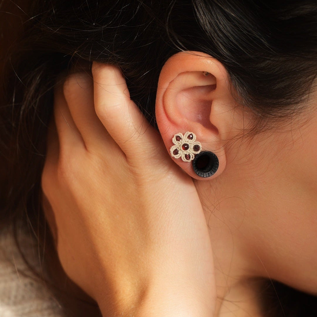 Puces d’oreilles florales en grenat rouge et micro macramé