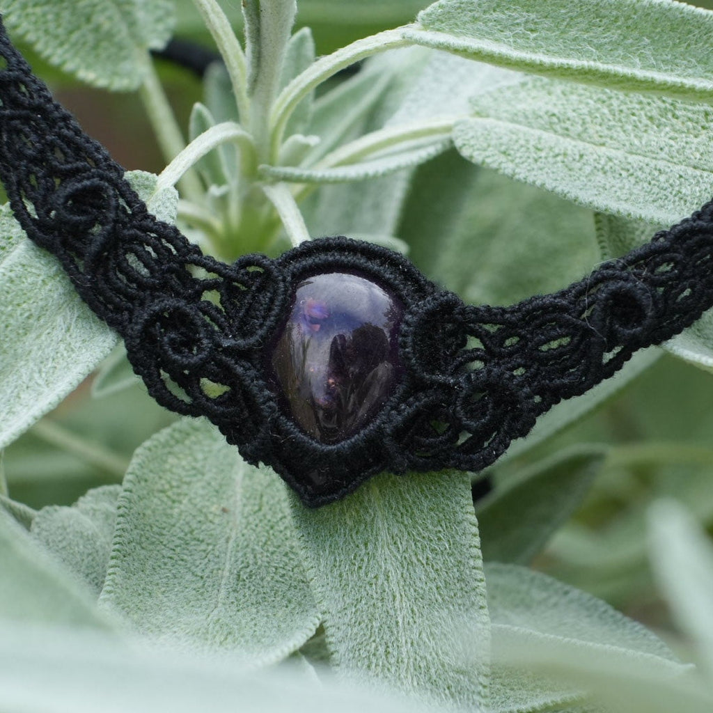 Collier ras-de-cou gothique en micro macramé et améthyste - Coton & Astrance