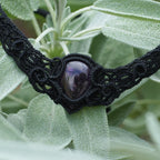 Collier ras-de-cou gothique en micro macramé et améthyste - Coton & Astrance