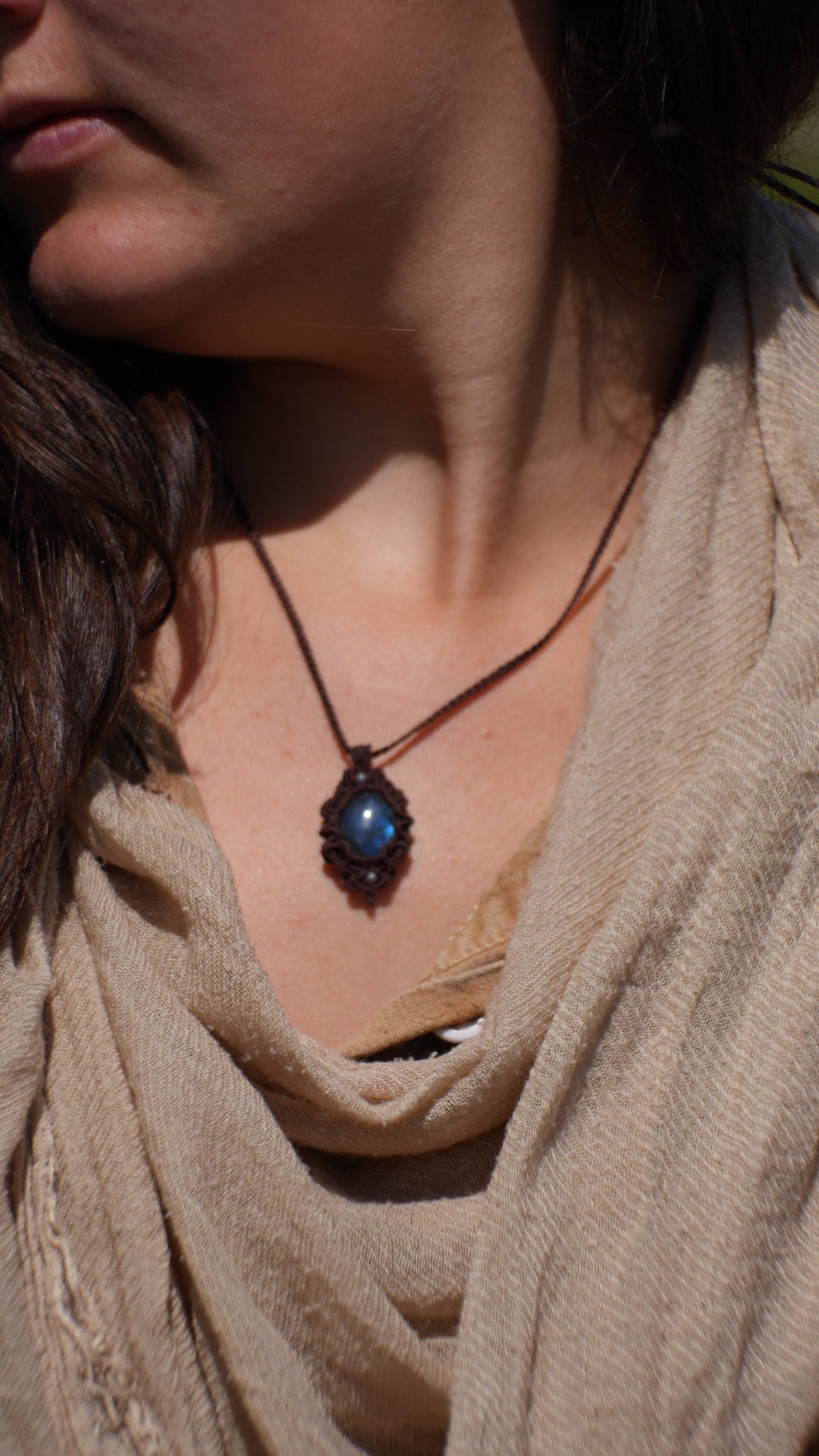Pendentif labradorite bleue en micro macramé – bijou celtique artisanal