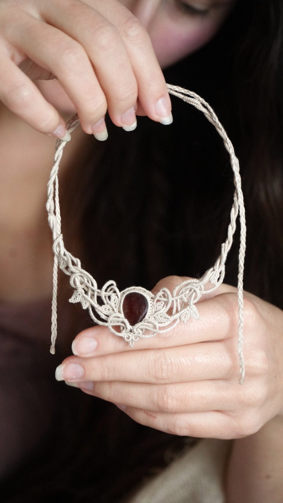 Collier elfique Art Nouveau en micro macramé et Grenat Hessonite