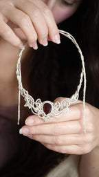 Collier elfique Art Nouveau en micro macramé et Grenat Hessonite