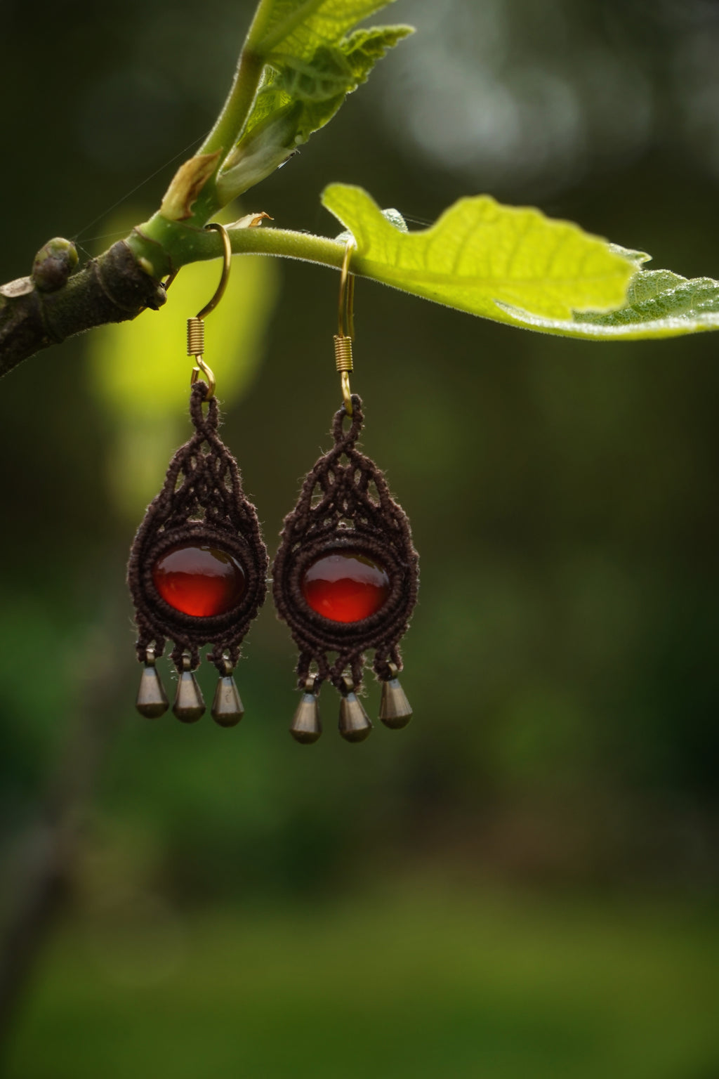 Boucles d’oreilles bohèmes en micro macramé marron et agate rouge cœur - Coton & Astrance