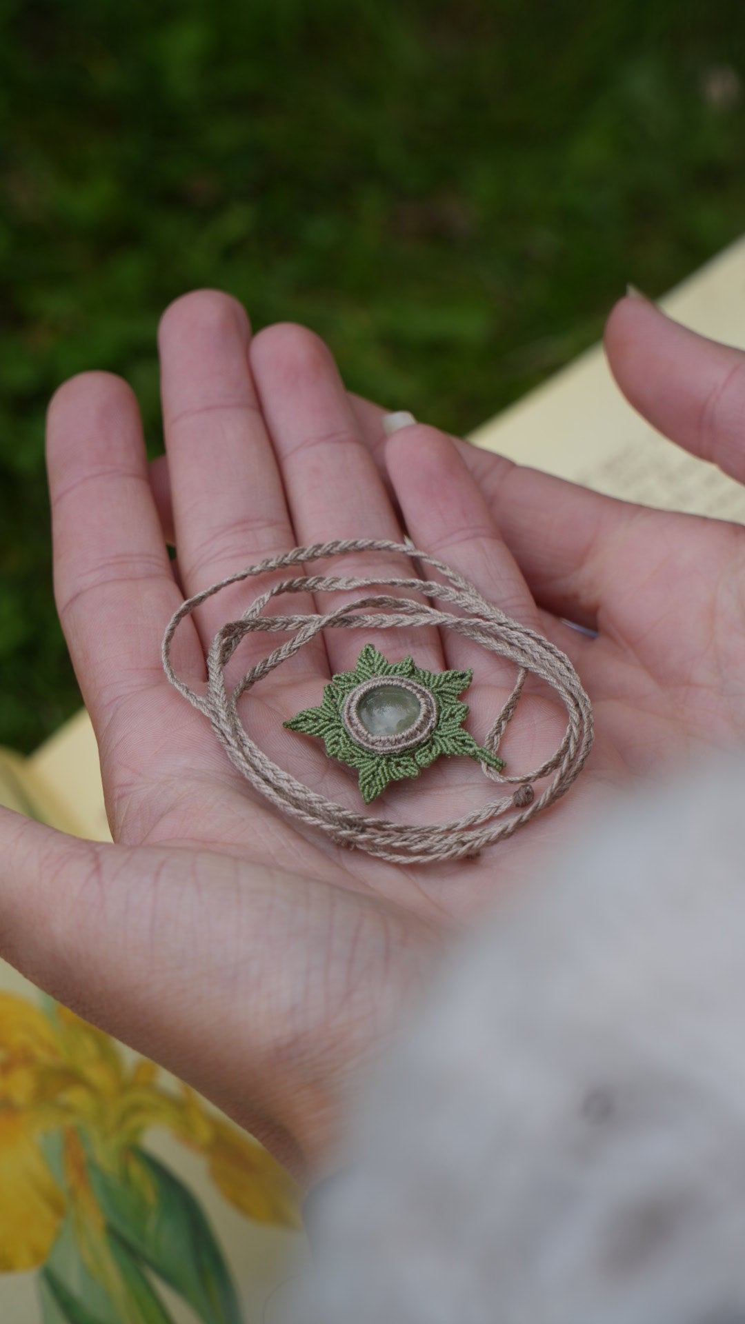 Pendentif elfique en micro macramé et phrénite verte - Coton & Astrance