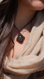 Pendentif jade vert naturel en micro macramé