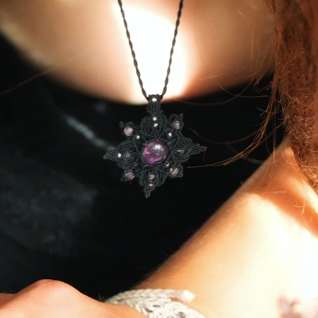 Bijou artisanal gothique et féérique en micro macramé noir, médaillon étoile 8 branches unisexe porté sur un cordon réglable. Coton et Astrance