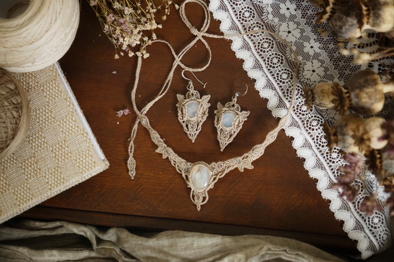 Boucles elfiques labradorite blanche – bijou bohème mariage féérique - Coton & Astrance