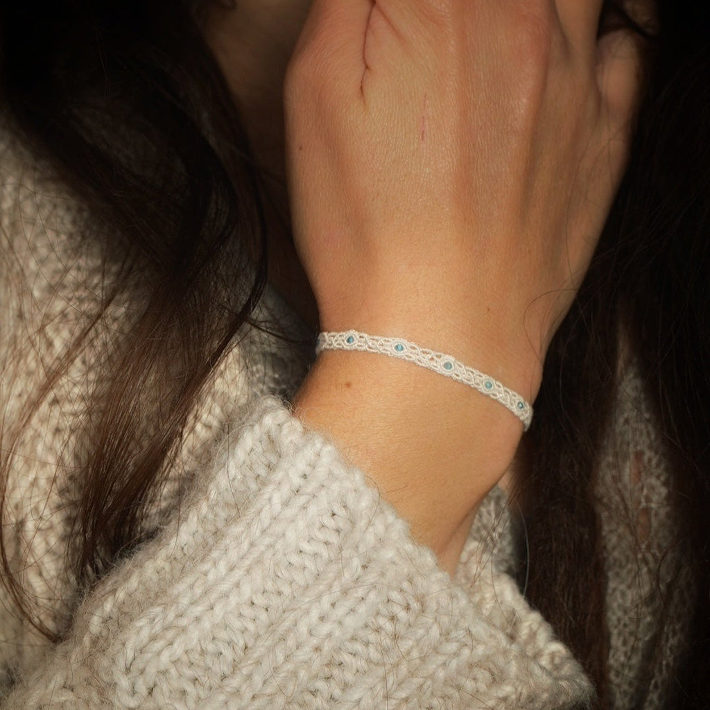 Bracelet fin en apatite bleue, micro macramé minimaliste