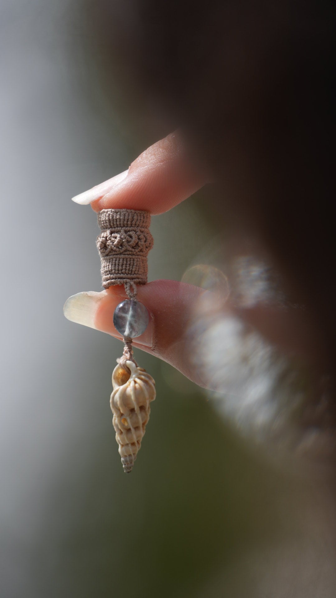 Perle de dreadlocks en micro macramé, fluorite et coquillage – bijou bohème