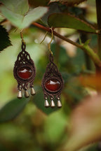 Boucles d’oreilles bohèmes en micro macramé marron et agate rouge cœur - Coton & Astrance