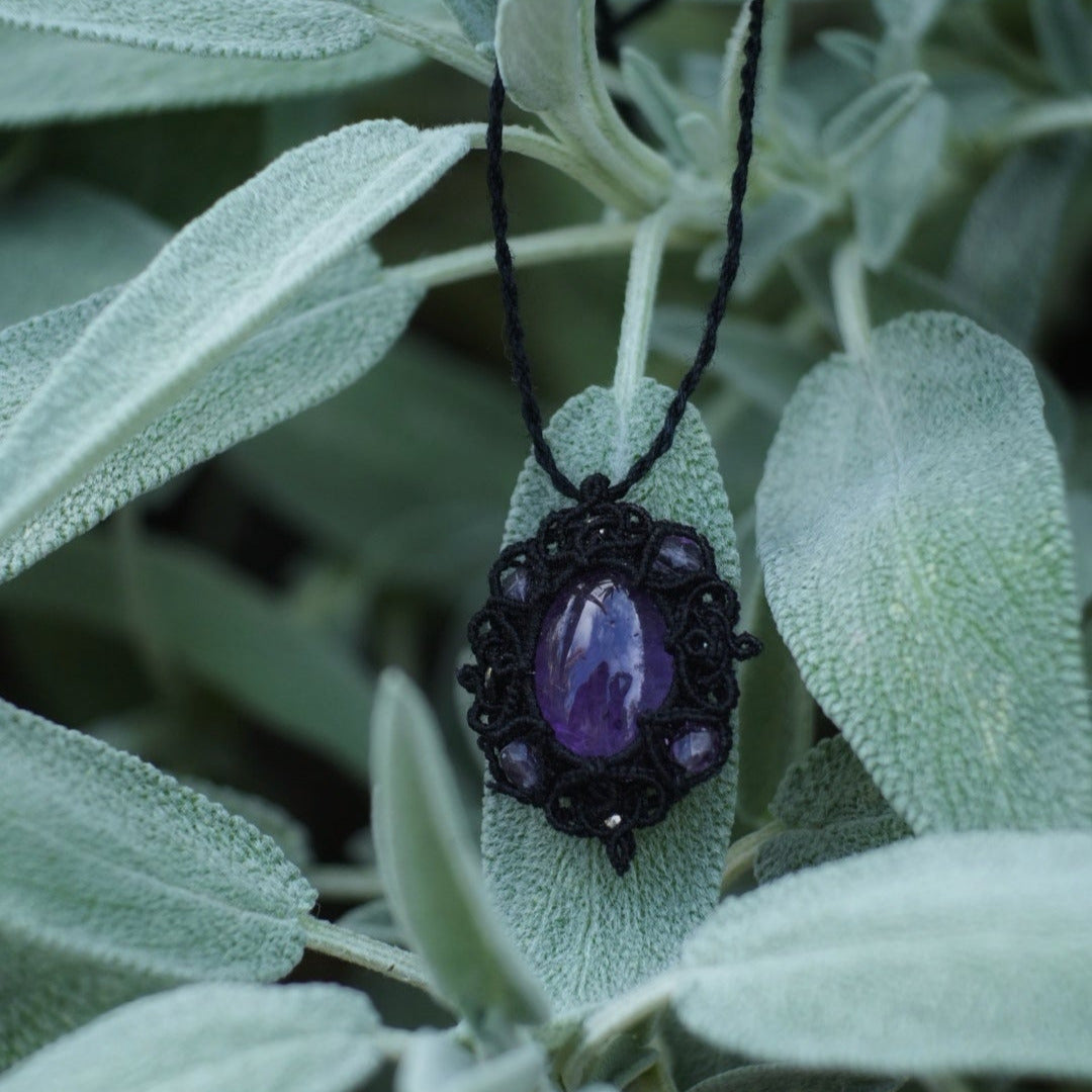 Collier médaillon gothique en micro macramé & améthyste violette - Coton & Astrance