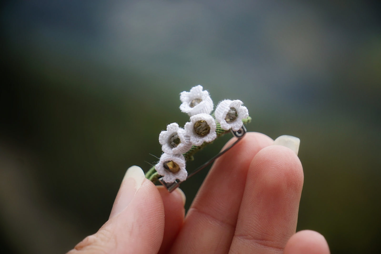 Broche Muguet micro macramé – Bijou floral fait main - Coton & Astrance