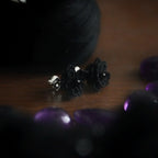 Clous d’oreilles noirs en micro macramé avec onyx, style elfique et vampire, bijou artisanal hypoallergénique. Coton et Astrance