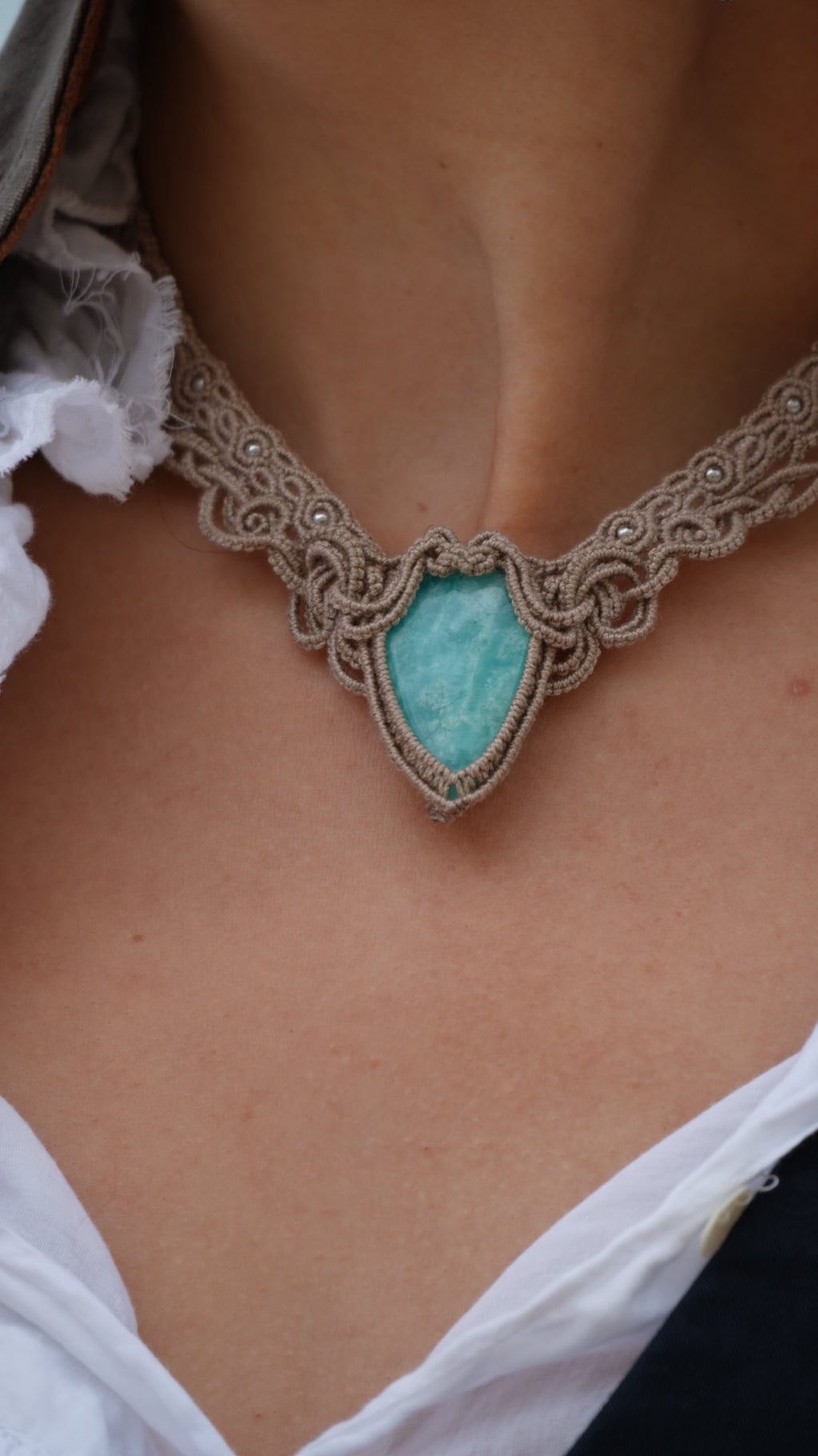 Collier plastron amazonite bleu turquoise en micro macramé
