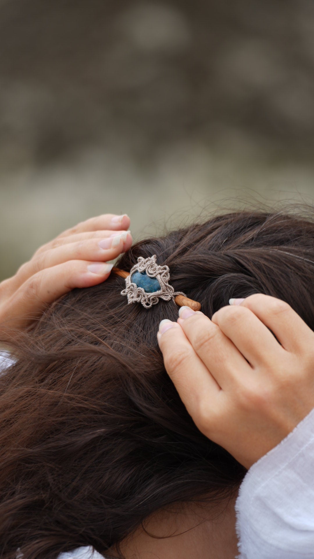 Mini barrette à cheveux à pic en micro macramé et apatite bleue