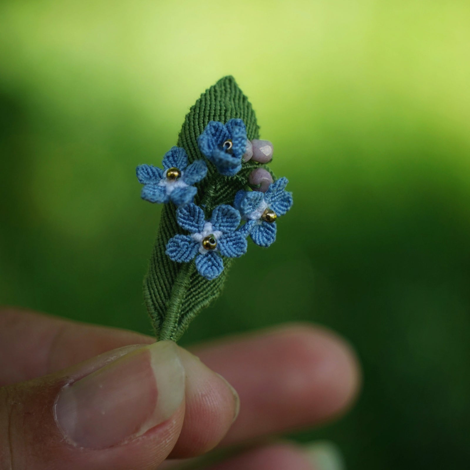 Broche Myosotis en micro macramé – Accessoire sac floral bohème elfique - Coton & Astrance