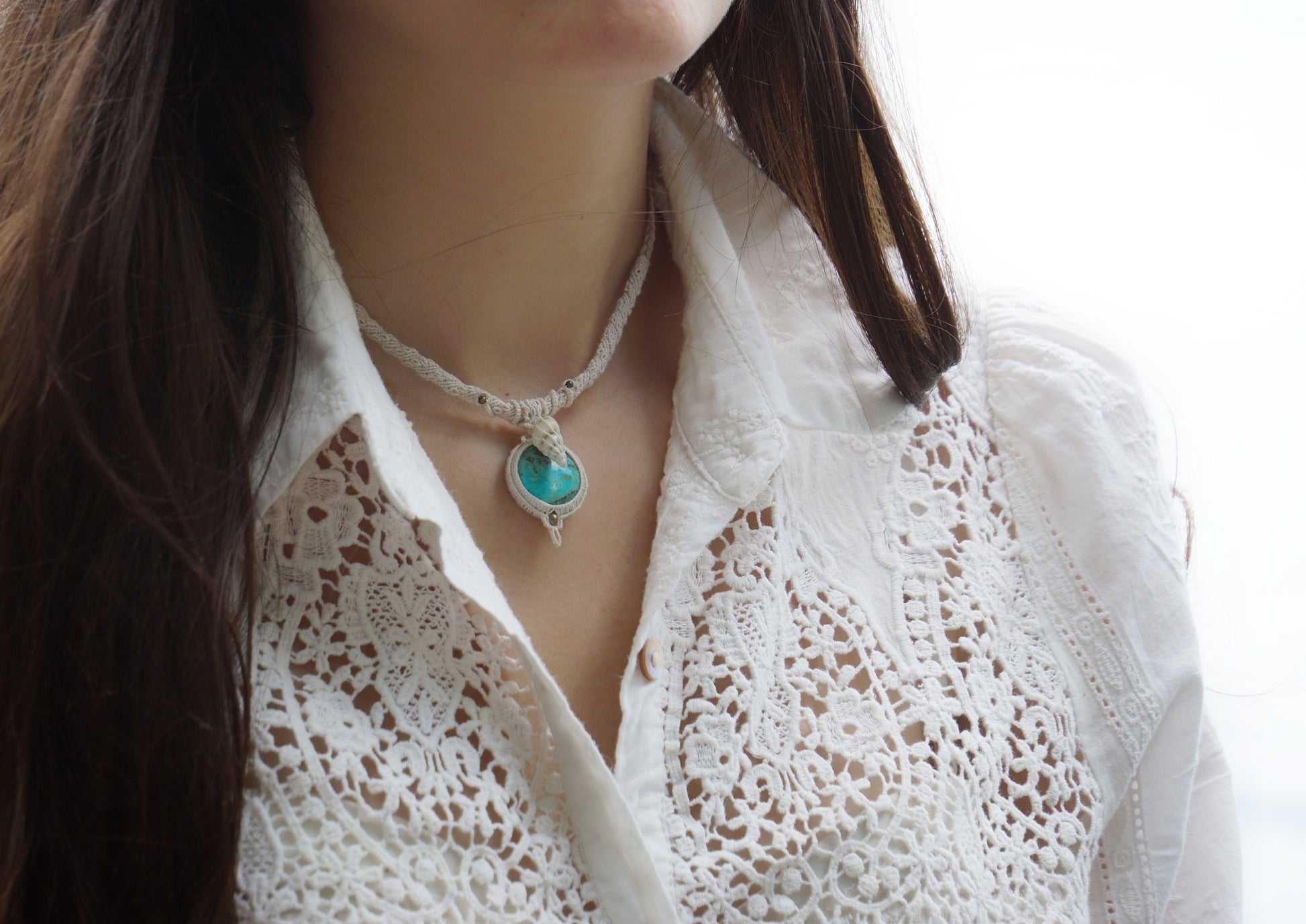 Collier ras de cou avec chrysocolle turquoise & coquillage - Coton & Astrance
