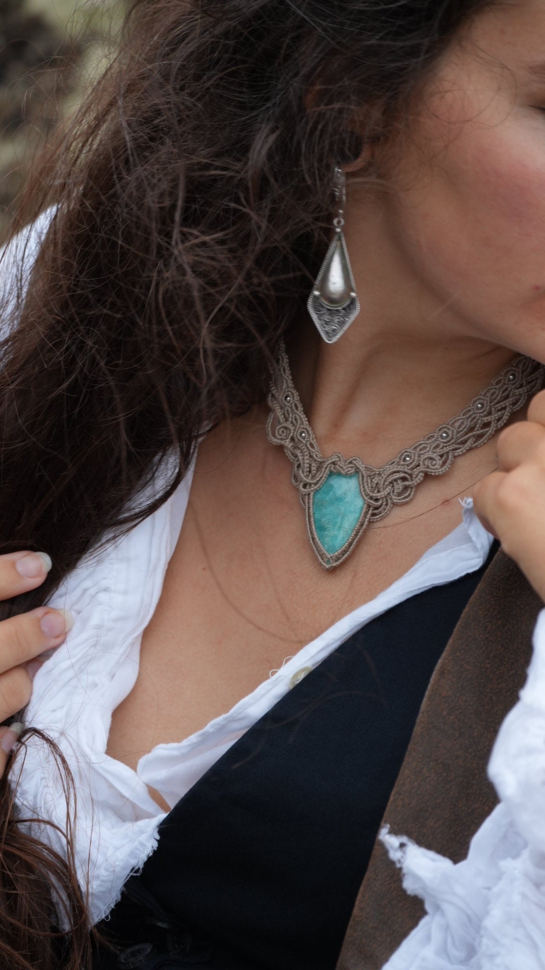 Collier plastron amazonite bleu turquoise en micro macramé
