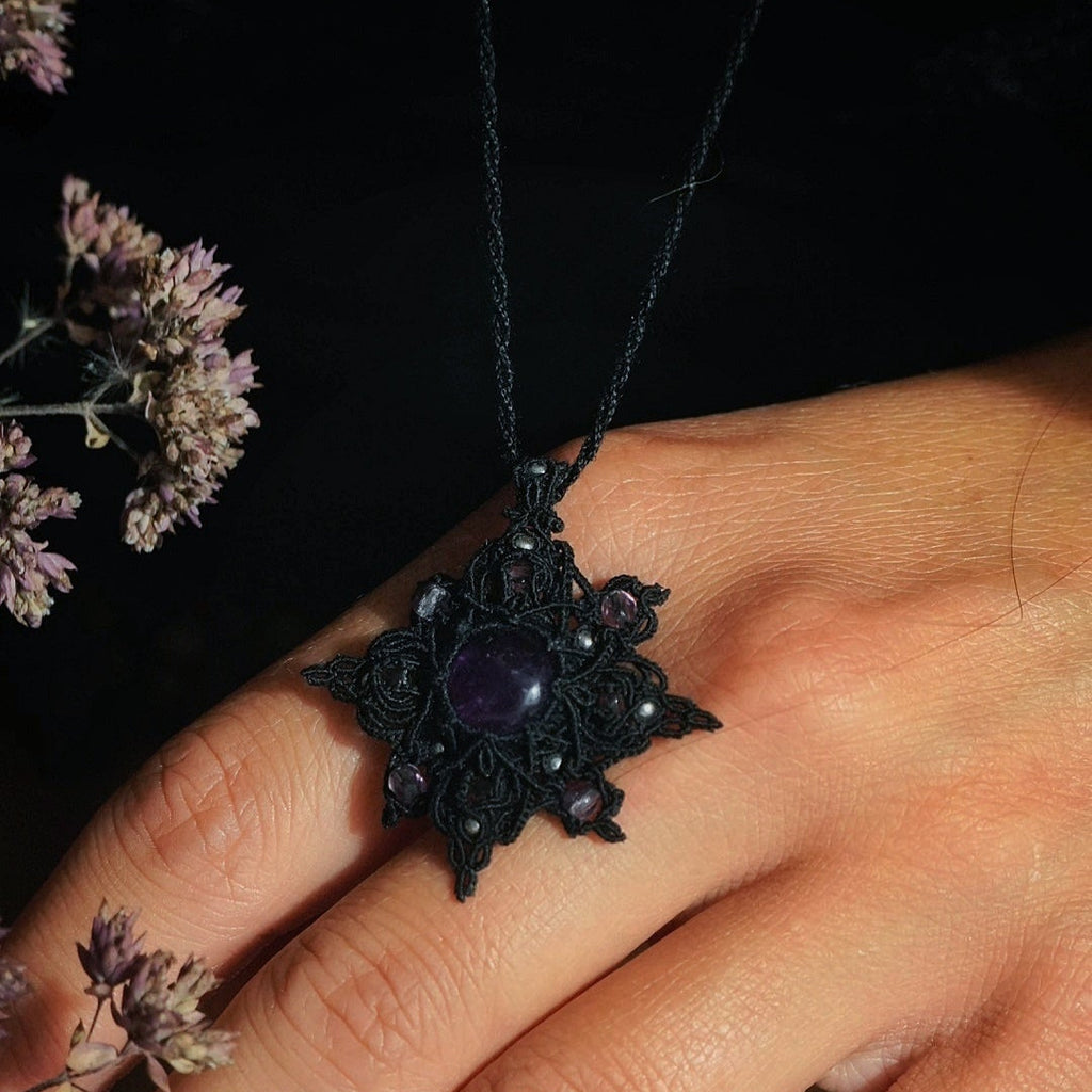 Bijou artisanal gothique et féérique en micro macramé noir, médaillon étoile 8 branches unisexe porté sur un cordon réglable. Coton et Astrance